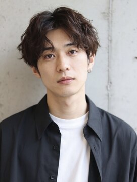 エイチ メンズ(H) センター分けニュアンスパーマ極道パーマフェードマンバンヘア