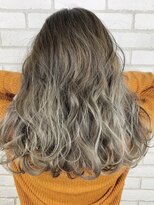 ディーバ 横浜(D.I.E.V.A)&nbsp;10代20代30代大人女性ミディアムレイヤーボブスモーキーアッシュ