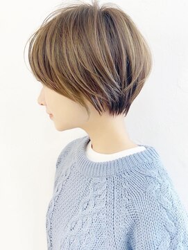 アンド ストーリーズ(&STORIES) 大人可愛い前髪ありのひし形耳掛けショートボブ30代40代50代