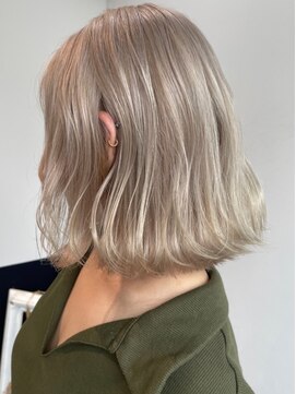 イリ 梅田(ili) ハイライトカラーミルクティーベージュレイヤーカット