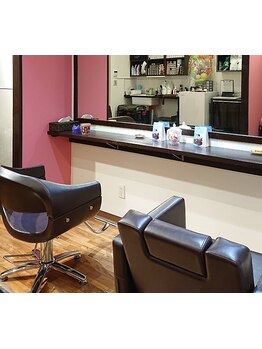 一人のスタイリストが最初から最後まであなたのヘアスタイルを担当！洗練されたスタイルと自然な美髪へ。