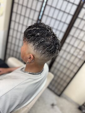 ロジーリリーヘアーズ(Rosy Lily hair's) ホワイトハイライト×スキンフェード×ツイストスパイラル