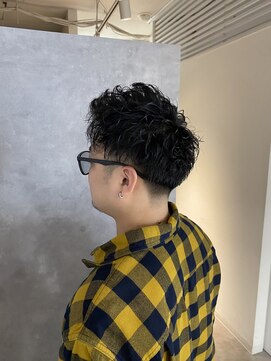 モク(mok) ツイストパーマ×フェードカット