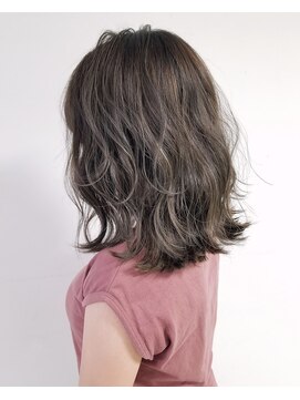 シア(sia) グレージュハイライト×ハンサムミディ