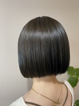 リラ バイ クオーレ(LIRA by CUORE) 切りっぱなしボブ