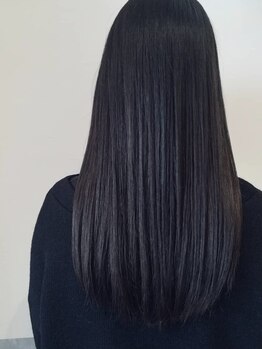 ウィズ リル ホワイト(wiz lil white)の写真/こだわりのダメージレス施術でナチュラルなストレートを実現♪髪の状態に合わせた理想の質感を叶える！