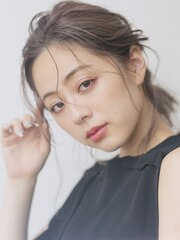 こなれローポニーの簡単ヘアアレンジでフレンチカジュアル♪