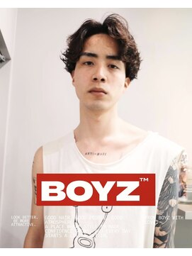 ゾーイボーイズ(ZOEY BOYZ) ルーズパーマのセンターパート