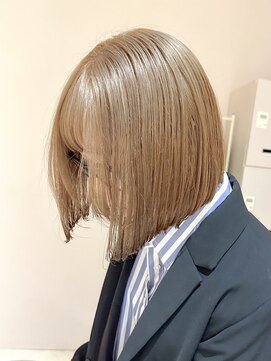 ヒビヲ(HIBIO) ショートボブ切りっぱなしミルクティーベージュカラー20代30代