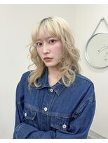 オトソーデン(Oto-soden) ブロンドベージュ×ウェーブミディ