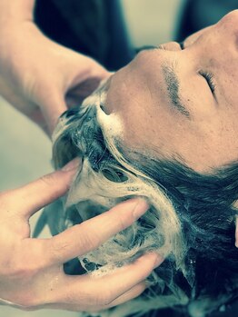 ヘアー クリエイト 縁(Hair Create en)の写真/本格ヘッドスパでしっかり頭皮ケア！状態に応じて選べるコースで、男性特有のお悩みも改善♪