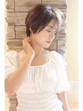 レウナ 外苑前(Reuna) 暗めカラーでも大人可愛く決まる　ひし形ショートボブ