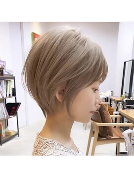 ミィ 表参道(mee.) クリアベージュ　軽めショートレイヤー