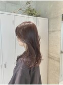 髪の色素を活かしたマロンベージュで馴染みの良い品のある雰囲気