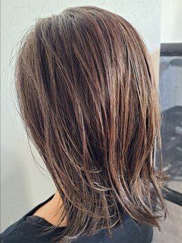 ナチュラルスタンダードボニータ(NATURAL STANDARD. bonita)の写真/白髪を生かしたハイライトで大人のおしゃれデザインカラーに挑戦してみませんか？あなたに似合うをご提案♪