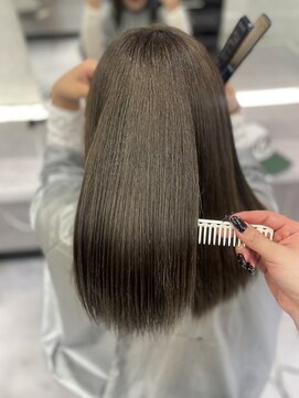 ジーナ 名駅(XENA.) 《YURI》オリーブベージュ/オリーブ/透明感カラー