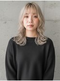 巻き髪ホワイトシアーベージュ顔周りおくれ毛ミディアムレイヤー