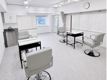 カミトカオ(KAMITOKAO)の雰囲気（白を基調とした明るい店内で皆様をお迎えいたします☆）