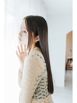 キネン バイ ツリー 宇都宮(kinen by tree)の写真/きちんと整う髪で、装いまで美しく。艶と柔らかさをまとい忙しい朝にもゆとりが生まれる自然なストレート。