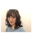 大人可愛いミディアムウェーブヘア