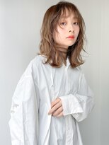 ネイヴィル オモテサンドウ(navile omotesando) ワンカールでミディアムレイヤーくすみベージュ