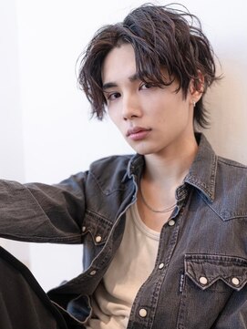 イオ 本厚木(io) メンズセンターパート波巻きスパイラルパーマアッシュブラック