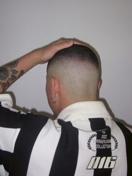 アストロ(ASTRO) 一宮スキンフェード×バズスタイルベリーショート