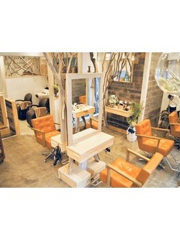 大型店が苦手な方にもおすすめ♪静かに、心地良く。ウッディなおしゃれ空間であなただけの癒し時間を。