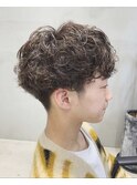 前下がりショート　パーマ　メンズ　黒髪　くるくる　スパイラル