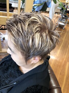 ヘアーデザイン サンライズ(Hair Design SUNRISE) ハイライトグレーカラーショート