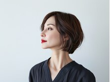 白髪の美しさを活かす新たなスタイルで個性や自信の表現に繋がります。