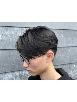 《センターパート》×《波巻きスパイラルパーマ》のデザインで、爽やかな印象に＊ビジネスマンにオススメ◎