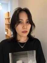 サンプラス(san+) 【マユコ】ミディアムレイヤーカットセンターパート暗髪くびれ