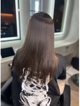 レヴリ(REVRY)の写真/【~縮毛矯正MENUがご予約殺到~】お客様の髪質に合わせて薬剤を選定!思わず触れたくなる"うる艶髪に♪"