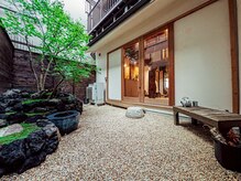 キトキ(Qと木)の雰囲気(中庭にある紅葉で季節を感じながら、陽の光を浴びてリラックス♪)