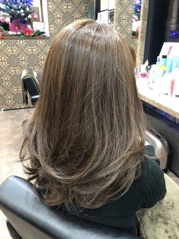 髪や頭皮に優しいカラー[INOAオイルグロスカラー］導入！極上の艶感と質感でグレイカラーもツヤツヤに♪