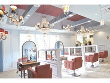 アンティークを基調に・・・自然光が包み込むヘアサロン「Ｇｌａｎｚ」