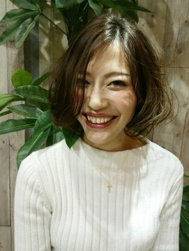 カシェット(Cachette) アッシュ×ふんわりミディ