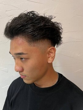 ディスイズバーバーセカンド(THIS IS BARBER 2nd) ツイストスパイラルパーマ　アップバング　フェードカット　黒髪