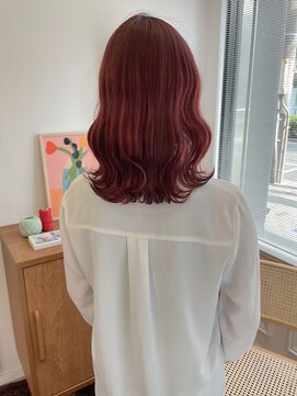 ヘアーアイスカルテット(HAIR ICI QUARTET) 外ハネヘルシースタイルカシスレッドカラーふんわり丸みカール