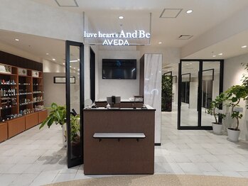 ラブハーツアンドビーアヴェダ 神戸阪急(luve heart's And Be AVEDA)の写真/【三ノ宮駅直結】神戸阪急に出店！あなたの髪質に合わせた薬剤で髪の負担を最小限に抑えます！