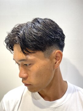 銀座マツナガ 神田店 ワンカールショートパーマセンターパート6mmツーブロ刈り上げ