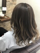 アトリエナガノ(atelier nagano) ニュアンスカラー/センターパート/ツヤ髪スタイル/ブルージュ