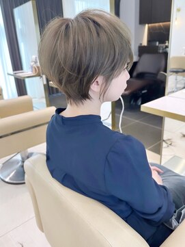 アンド ストーリーズ(&STORIES) 大人可愛い前髪ありひし形耳掛けマッシュショートボブ30代40代