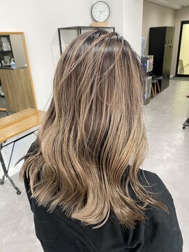 エミュー(Emu) ベージュ系バレイヤージュ☆