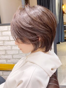 アヴァロン(AVALON) 大人ショートレイヤー・前髪長め・アッシュベージュ【BISA】