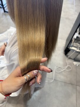 アチーブリス(achieve Liss) ツヤ髪 ストレートロング×ブロンドヘア