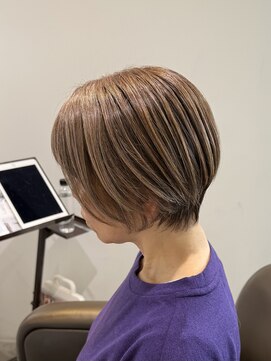 ロエ(loe) つるん大人のショート☆シフォンベージュ×白髪ぼかしハイライト