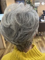 ラパス(LAPAZ) 襟足スッキリ、トップはふんわり。80代の軽やかレイヤーヘア