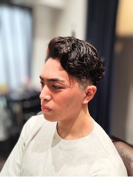 トレバー(Trever) ハーフバックのかき上げパーマスタイル